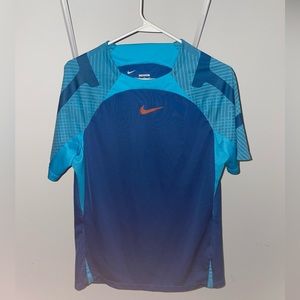 Nike training shirt. Size: men’s medium